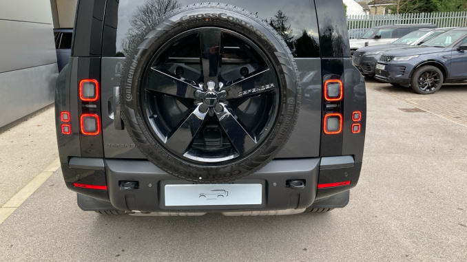 Land Rover Defender 3.0 D350 X-Dynamic HSE 130 5dr Auto Diesel Estate - Image 40